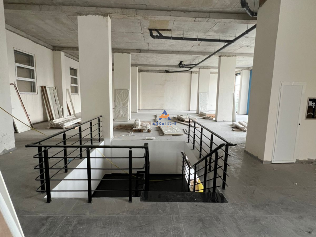 LOCALE COMMERCIALE IN AFFITTO 550M2 "NUOVO BOULEVARD" 2700 EURO.