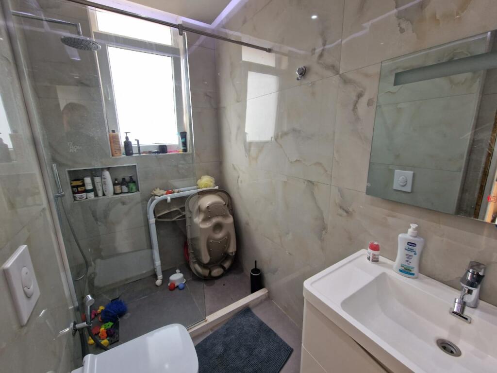 Appartamento 2+1+2 bagni in vendita a Komuna e Parisit