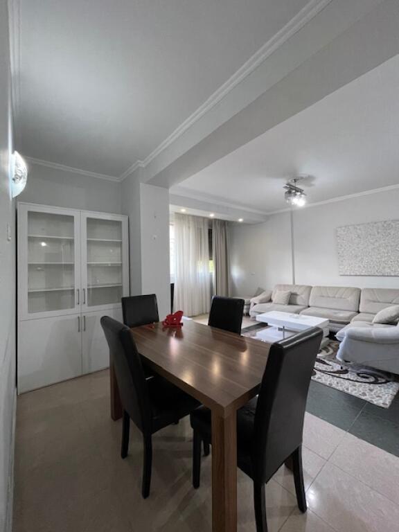 🏠 Shitet Apartament 3+1+2 📍 Rruga e Kavajës, pranë Qendrës