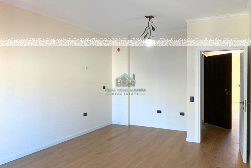 Via Cipajve, Vlore- Vendesi appartamento 2+1+2+Balcone