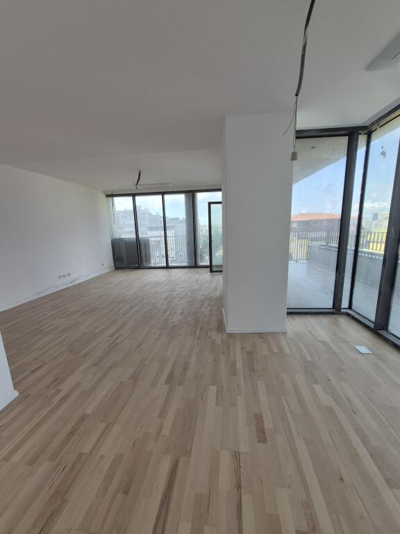 Ufficio 2+1+ Parcheggio in affitto a Lake View!