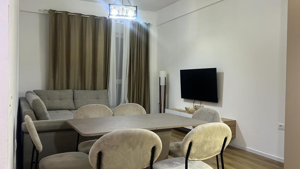 Jepet me qera Apartament 1+1  Adresa : Fresk Rezidenca Oxa  Kati 1  I mobiluar dhe pabanuar  Cmimi 400 mij lek