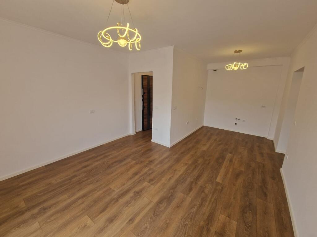 Shitet apartament 1+1 prane Shkolles 26 Nentori ne Tirane te re