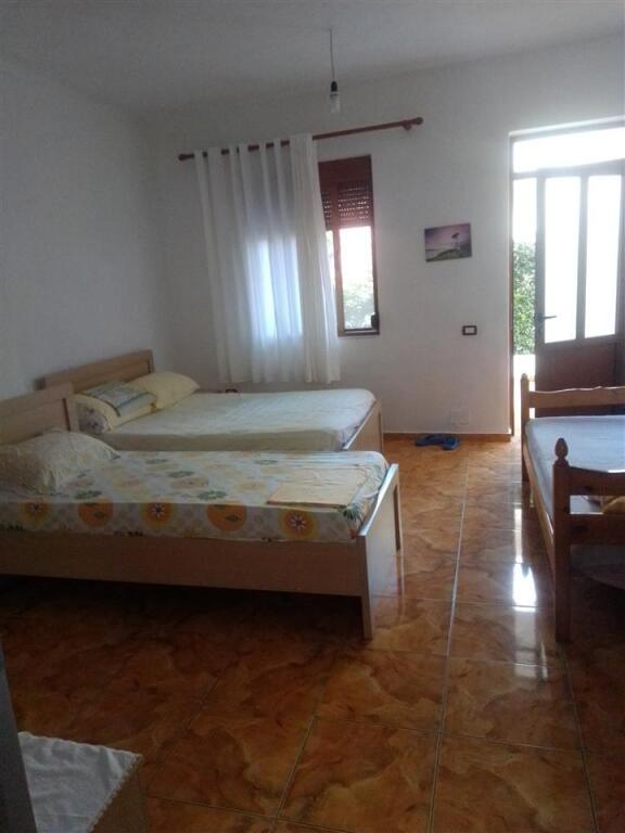 Dhoma me qera mujore dhe ditore