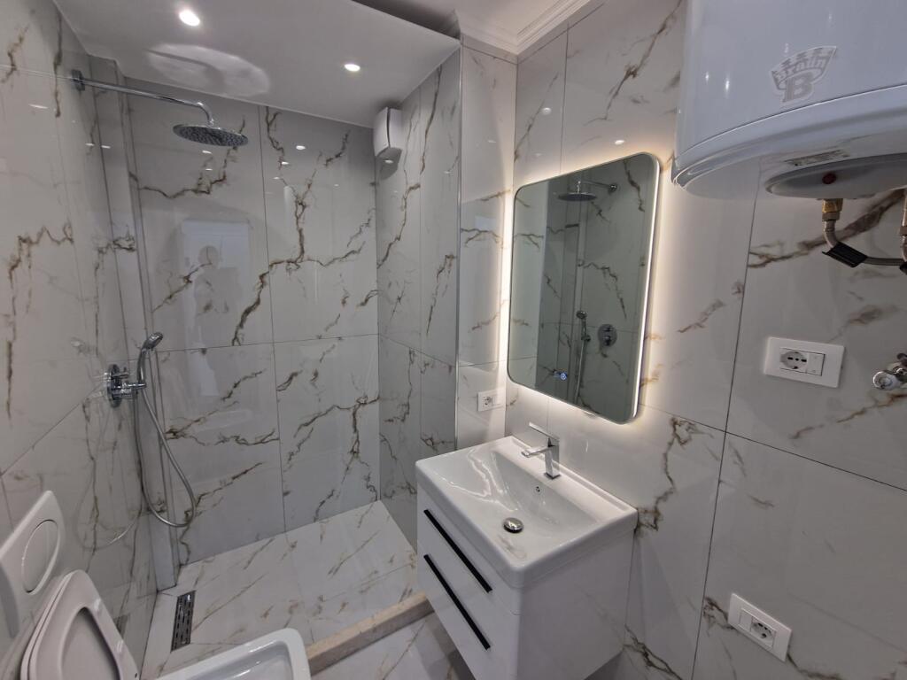 Shitet apartament 1+1 prane Shkolles 26 Nentori ne Tirane te re
