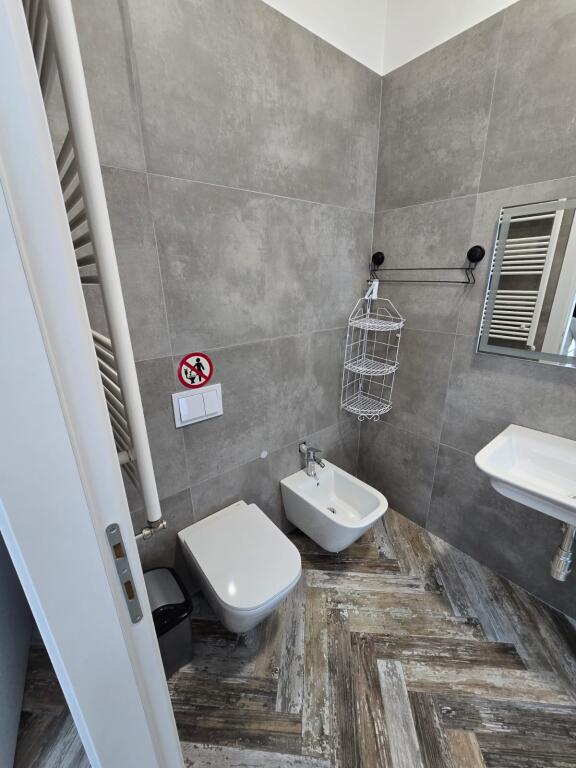 📌 Apartament 3+1+2 me Post Parkimi me Qira – Square 21, Tirane