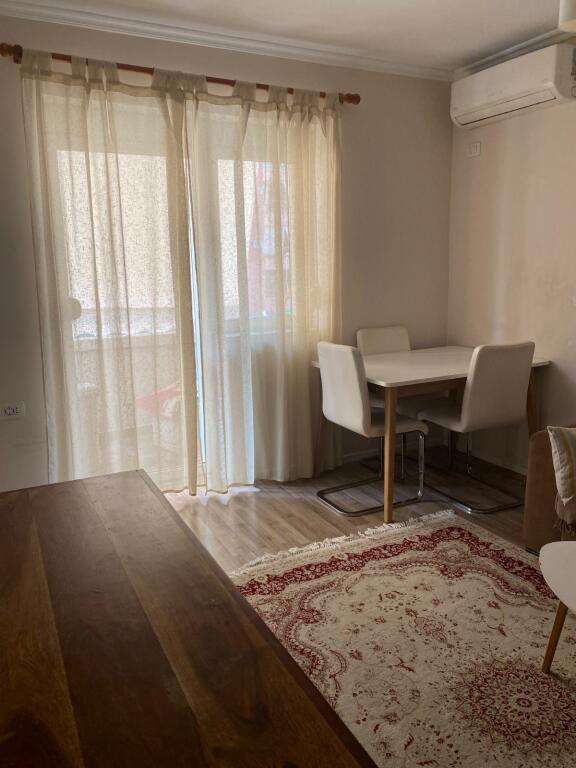 🏢Perballe Stadiumit Dinamo,prane Klinikes Luis,jepet me qera apartament 1+1 ,i mobiluar 1,000 Euro   