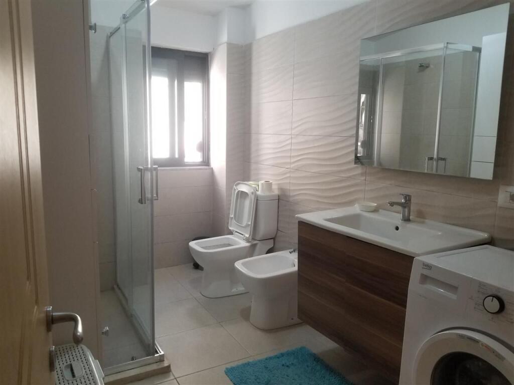 Jepet me qera apartament 2+1 Ne bllok tek bar kafe roma