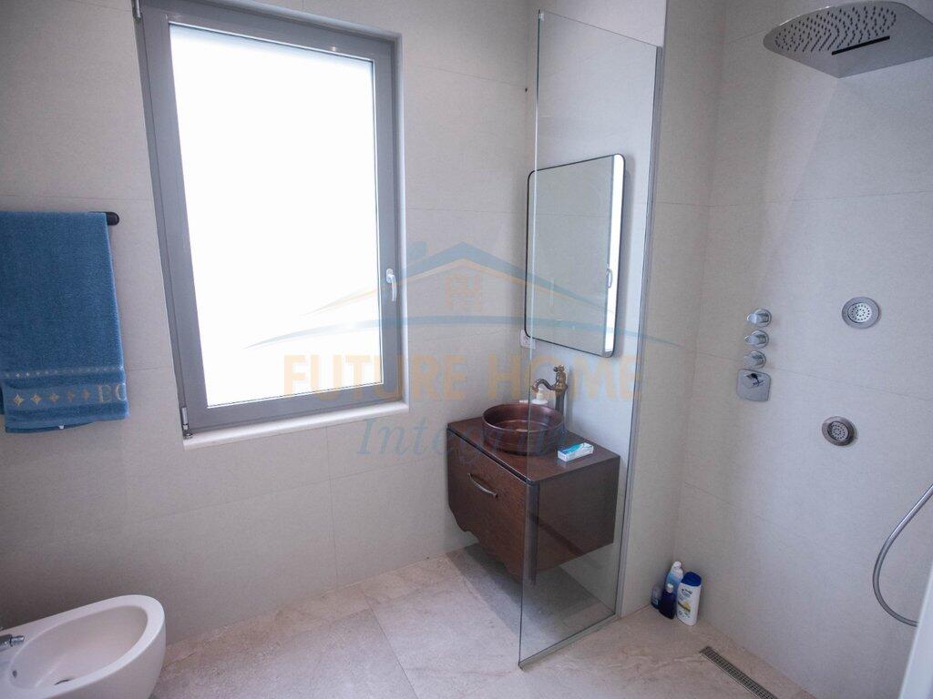 In vendita, Villa su 3 piani, Residenza Porta e Gjelbër, Tirana.