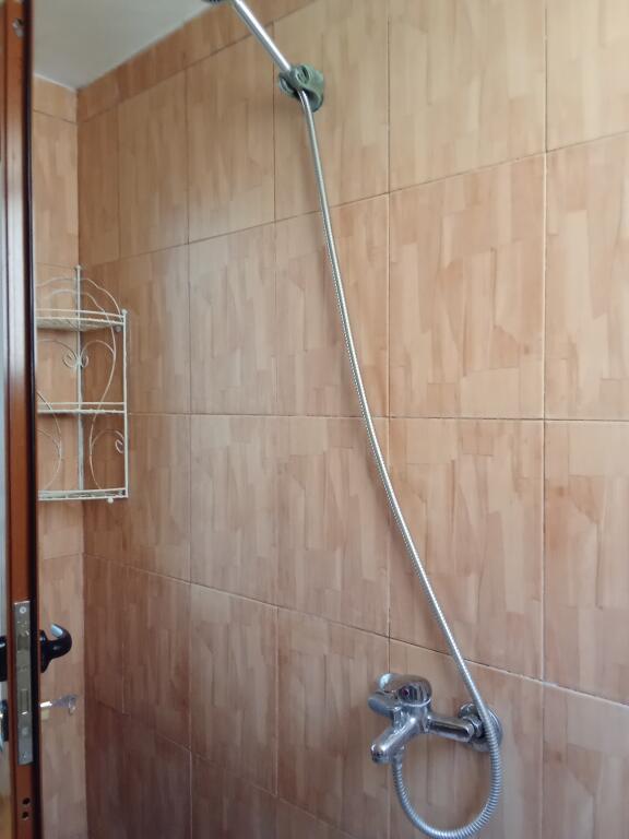 Dhoma me qera mujore dhe ditore