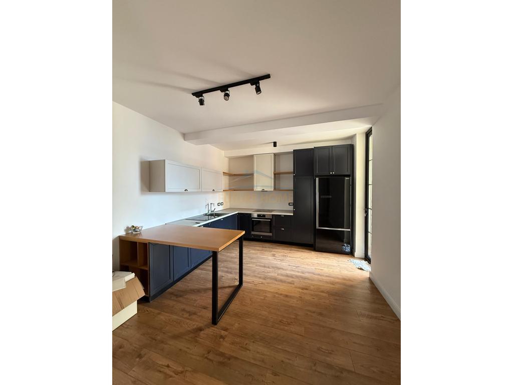 Qira, Apartment 2+1+2, Komuna E Parisit, Tirana.