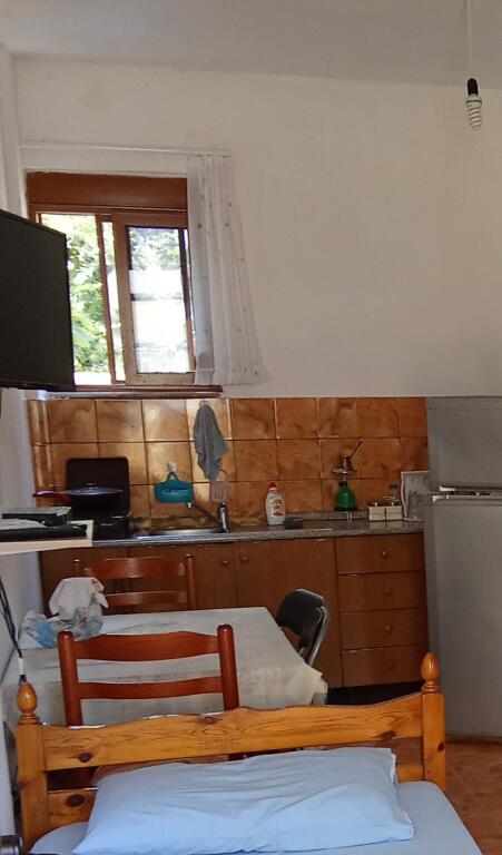 Dhoma me qera mujore dhe ditore