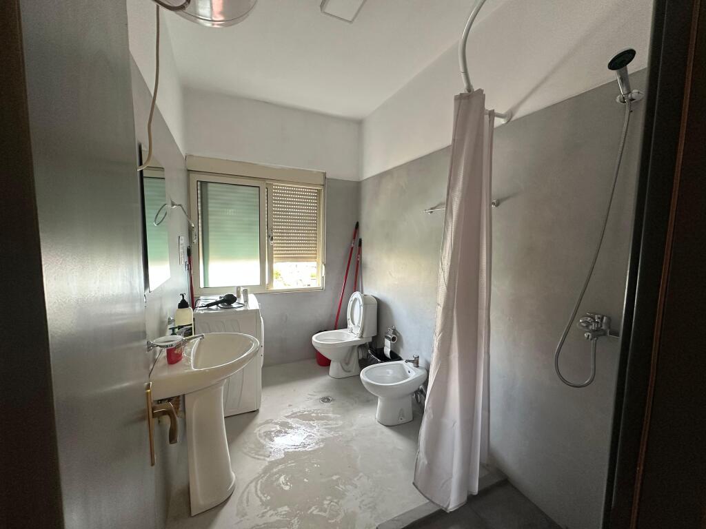 🏡 Apartament me qira – Komuna e Parisit, pranë Kristal Center  📍 2+1 | Kati i 3-të | cmimi 65.000 Leke