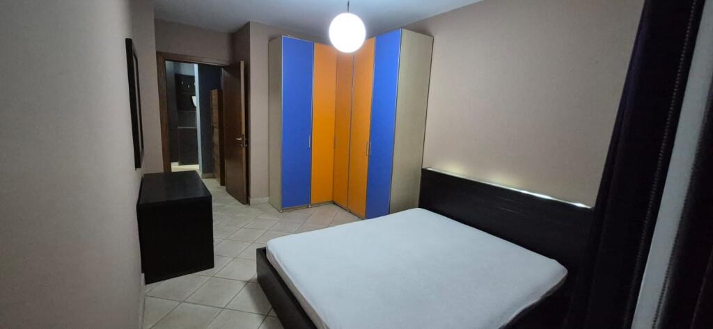 ✨ Apartament 2+1 me qira – Zona 21 Dhjetori, 📍 Rr. Shefqet Musaraj ✨  Në një pallat të ri, i pozicionuar në katin e 5-të me orientim nga jugu  🏠 Organizohet në: 2 dhoma gjumi 1 sallon + kuzhinë 1 tualet 💰 Qira: 63,000 Lekë/muaj (e diskutueshme)