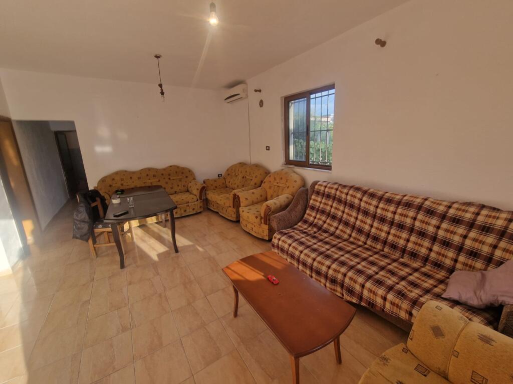 Complete private house for rent for only 400 euros on "Ramadan Çeku" Street behind the military hospital, Laprake
