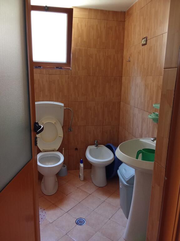 Dhoma me qera mujore dhe ditore