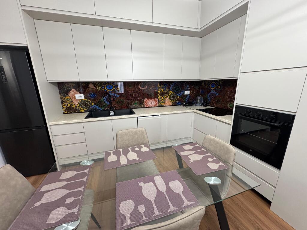 Jepet me qera Apartament 2+1+2 Adresa : Rruga Jordan Misja ne fullim te rruges  Kati 4  I mobiluar dhe pabanuar  Cmimi 1000€ me parkim i diskutueshem