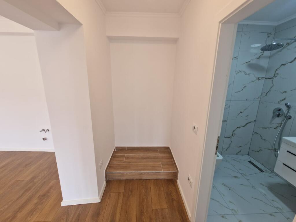 Shitet apartament 1+1 prane Shkolles 26 Nentori ne Tirane te re