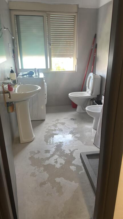 🏡 Apartament me qira – Komuna e Parisit, pranë Kristal Center  📍 2+1 | Kati i 3-të | cmimi 65.000 Leke