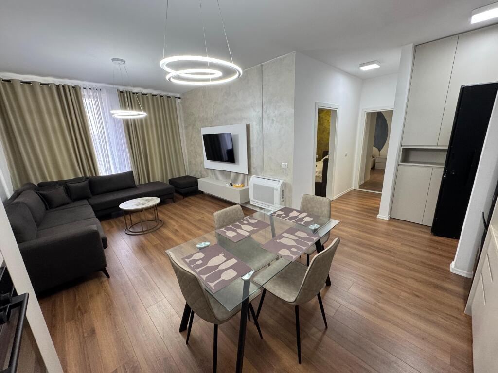Jepet me qera Apartament 2+1+2 Adresa : Rruga Jordan Misja ne fullim te rruges  Kati 4  I mobiluar dhe pabanuar  Cmimi 1000€ me parkim i diskutueshem