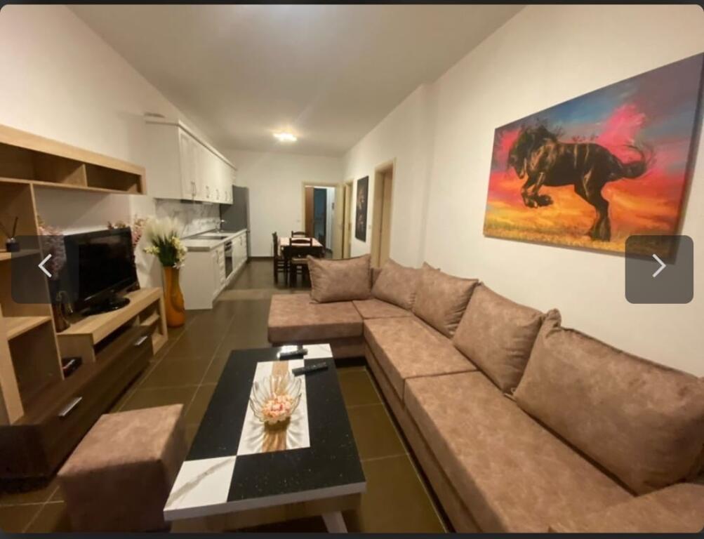 2+1,i mobiluar,rruga peti liqeni i thate,cmimi 600 euro,ofrohet dhe parkim me cmim 50 euro