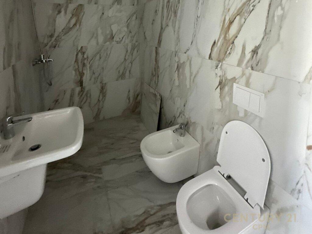 APARTAMENT 3+1+2 + POST PARKIMI PER ZYRA ME QIRA TEK GOLDEN TOWER RESIDENCE ! 1,500 € /Muaj