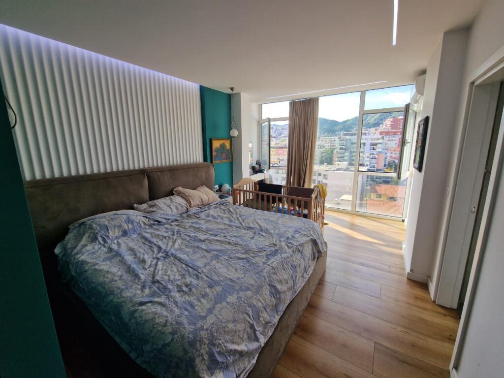 Appartamento 2+1+2 bagni in vendita a Komuna e Parisit