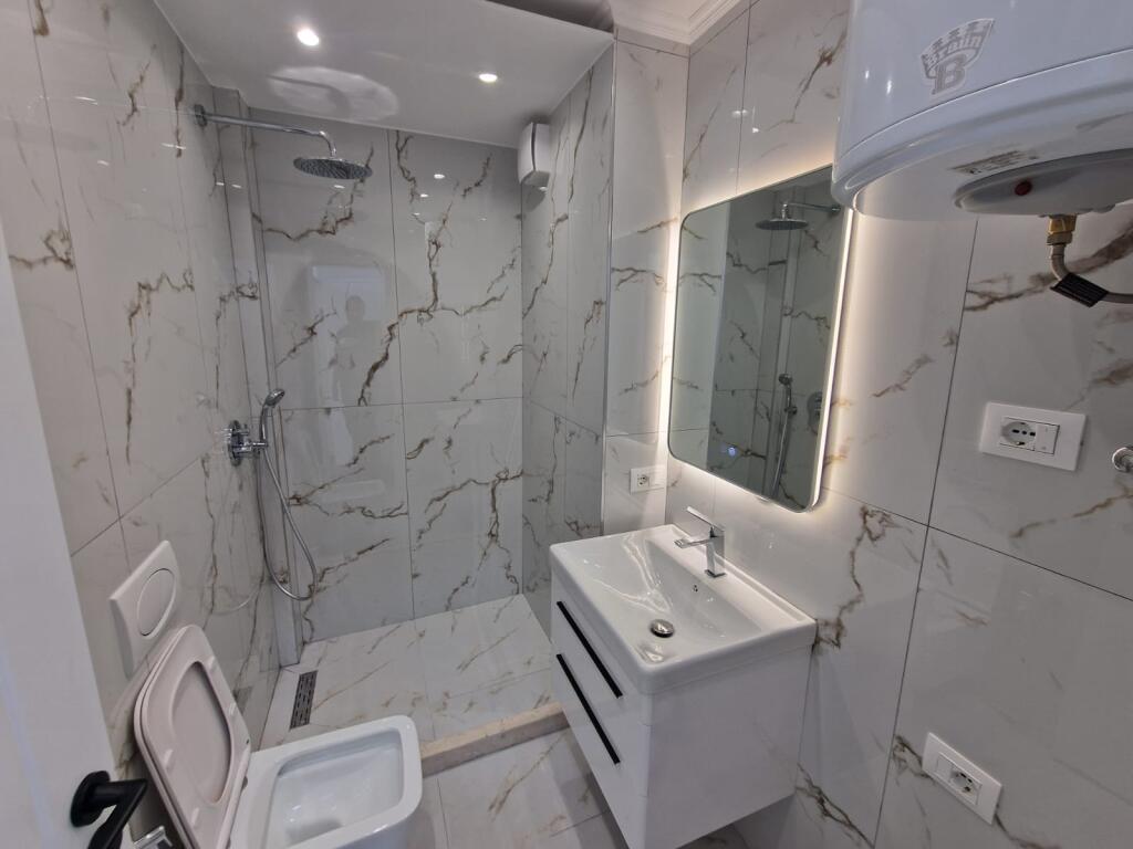 Shitet apartament 1+1 prane Shkolles 26 Nentori ne Tirane te re