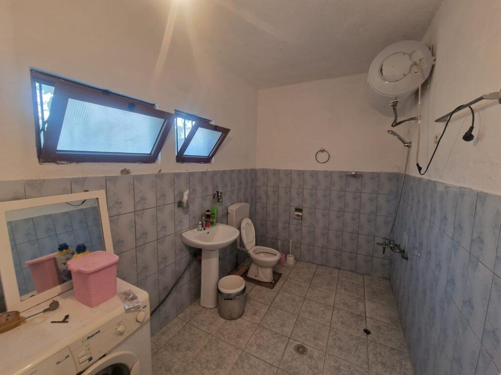 Complete private house for rent for only 400 euros on "Ramadan Çeku" Street behind the military hospital, Laprake