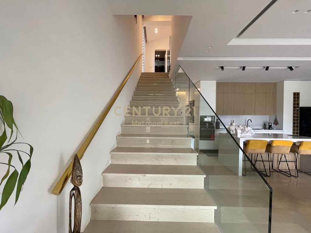 Jepet me Qira Vilë Ekskluzive në Berzhitë – 🌳 Qetësi &amp; Elegancë pranë Tiranës