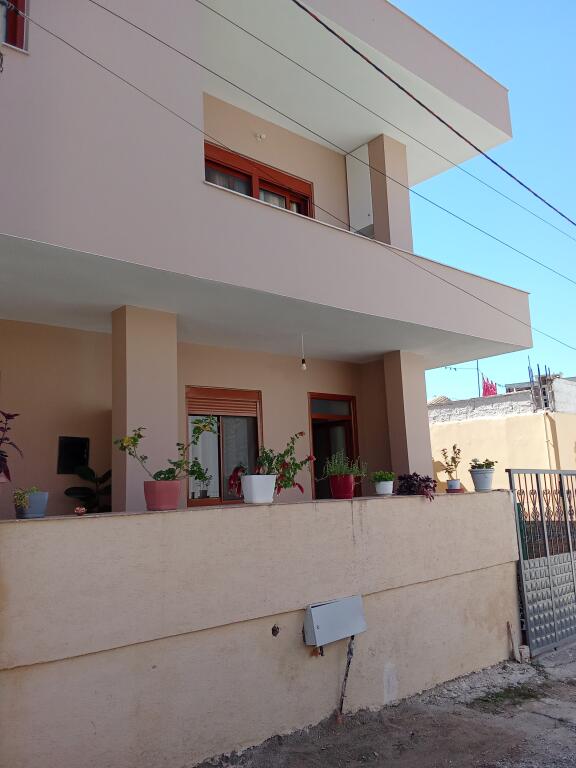 Dhoma me qera mujore dhe ditore