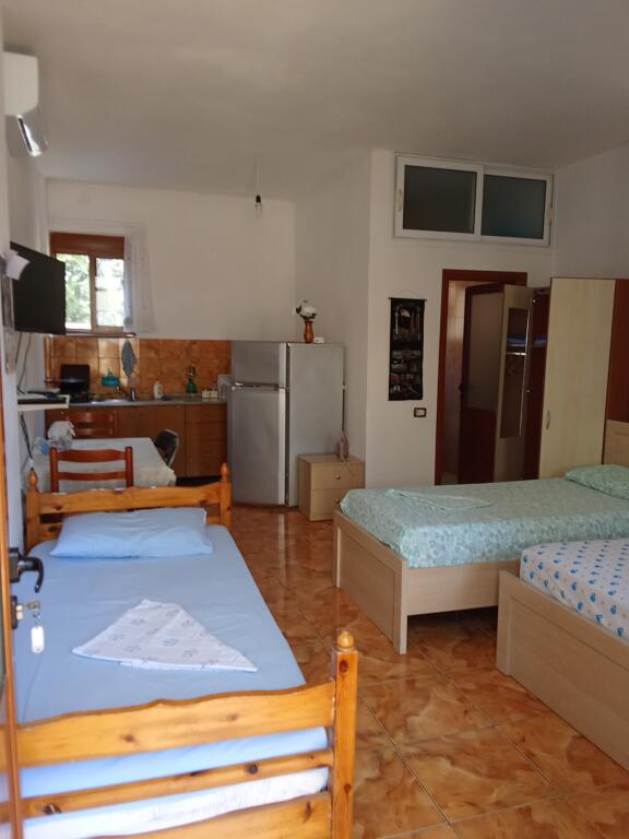 Dhoma me qera mujore dhe ditore