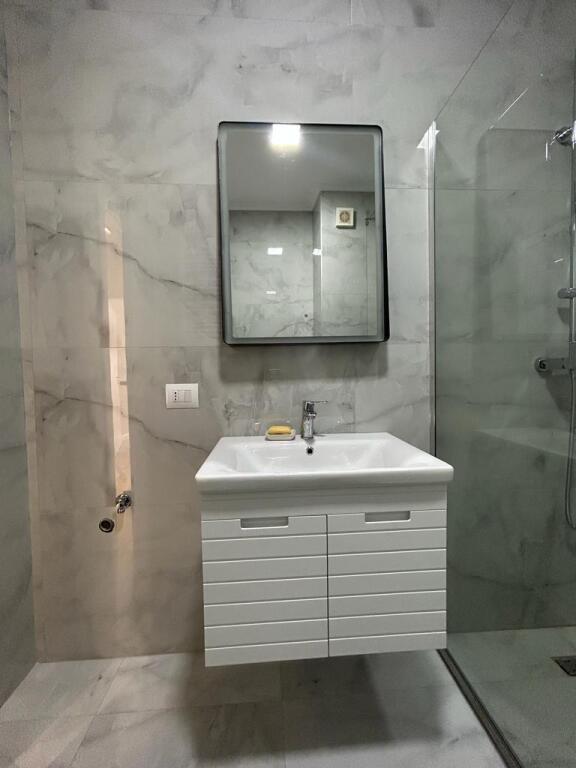 🏙️ Apartament modern 2+1 për qira – Pazari i Ri 🏙️ 📍 Lokacion perfekt, ngjitur me Supermarketin SPAR 💶 Çmimi: 1000€/muaj