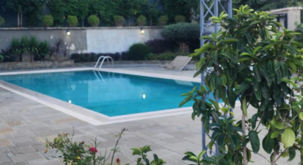 Vilë 3-katëshe  me pishine për Qira ne rrethinat e Tiranes