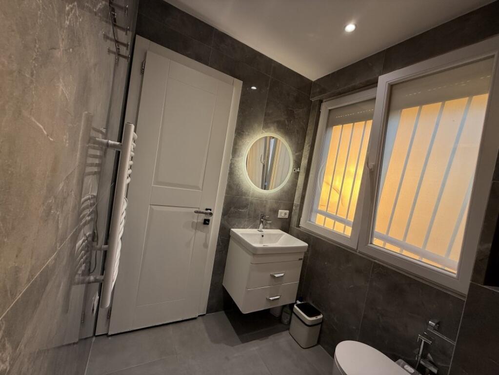 Apartament luksoz 2+1+2+parkim me qera tek Kompleksi Maleizjan, kthesa Kamzes