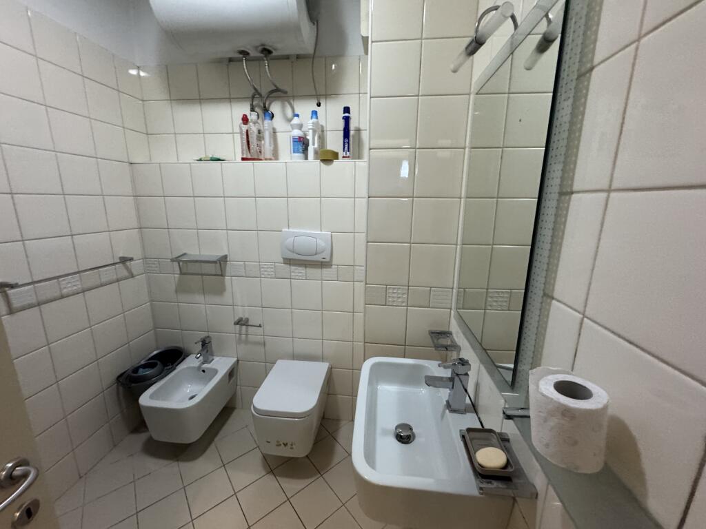 🏠 Affittasi appartamento 2+1 in una delle zone più richieste di Tirana, di fronte a Harry Fultz. 📍 Si trova al 5° piano di un palazzo moderno con ascensore. 🛋️ L'appartamento è completamente arredato, pronto per essere abitato.  💶 Prezzo: 60.000 Lek/mese