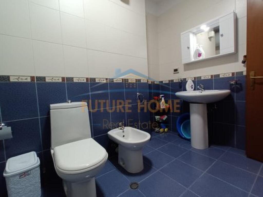 Shitet, Apartament 2+1, Komuna Parisit, Tiranë.