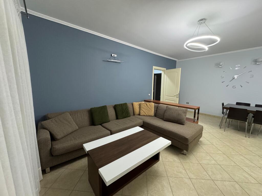 🏠 Appartamento 2+1 in affitto in una delle zone più richieste di Tirana, di fronte a Harry Fultz.💶 Prezzo: 60.000 Lek/mese