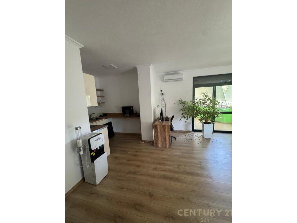 Jepet me qira 124 m² për Zyrë – te Ish Ekspozita!