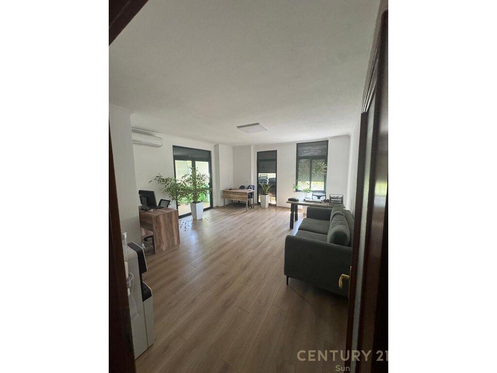 Jepet me qira 124 m² për Zyrë – te Ish Ekspozita!