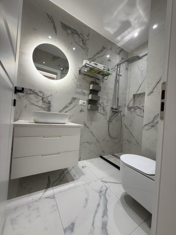 Apartament luksoz 2+1+2+parkim me qera tek Kompleksi Maleizjan, kthesa Kamzes