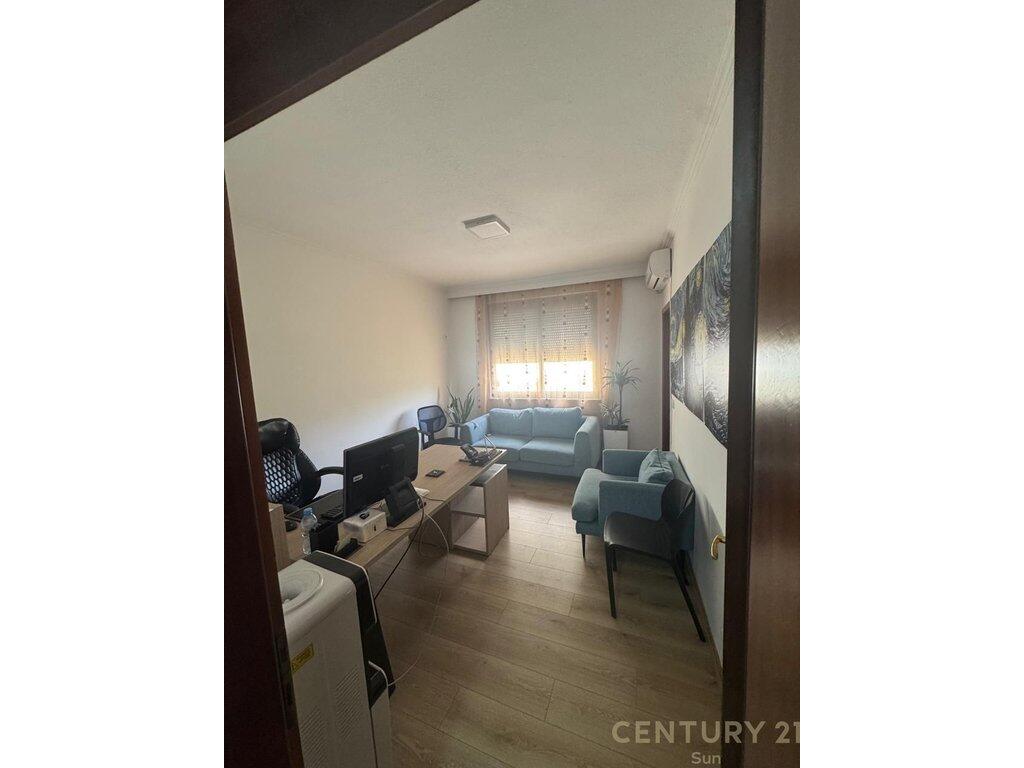 Jepet me qira 124 m² për Zyrë – te Ish Ekspozita!