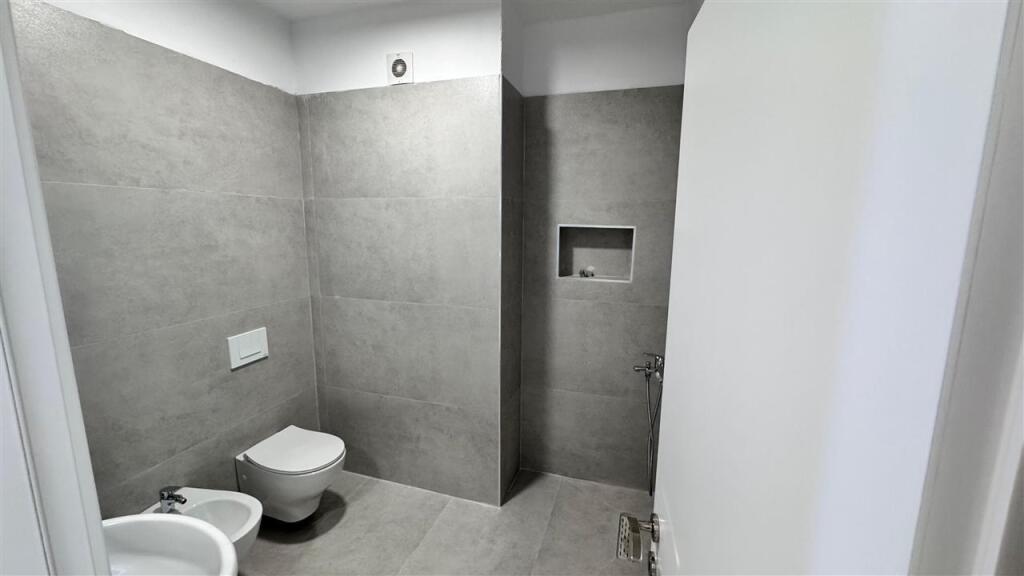 AFFITTASI 2+1+2 VUOTO  CAMPO DI AVIAZIONE 70.000 LEKE