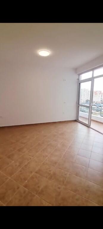 Jepet me qera apartament 2+1+2 tualete+2 ballkone ne Astir pran Vila L