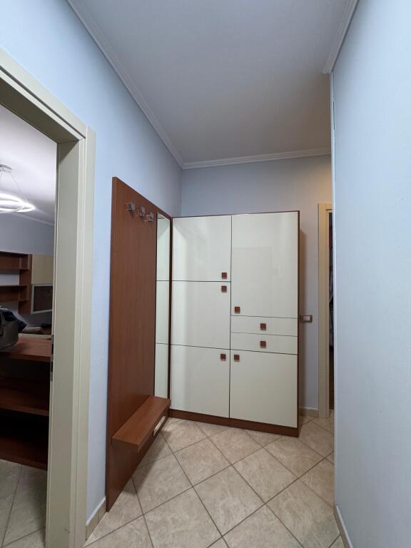 🏠 Appartamento 2+1 in affitto in una delle zone più richieste di Tirana, di fronte a Harry Fultz.💶 Prezzo: 60.000 Lek/mese