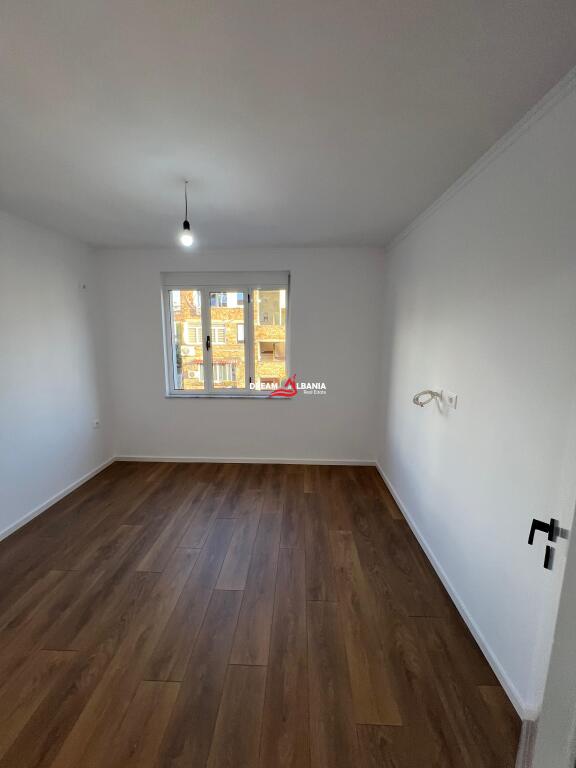 Appartamento 2+1 in Vendita all'Inizio di Ali Demi, vicino alla Scuola 1 Maji a Tirana (ID 4129541)