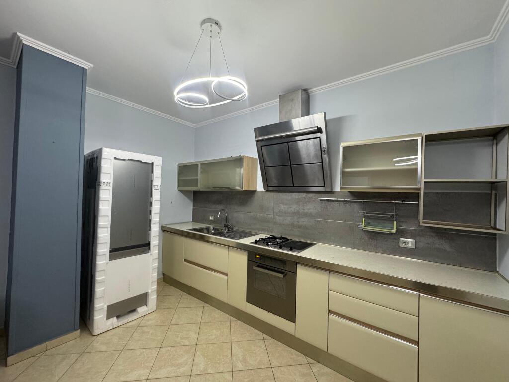 🏠 Appartamento 2+1 in affitto in una delle zone più richieste di Tirana, di fronte a Harry Fultz.💶 Prezzo: 60.000 Lek/mese