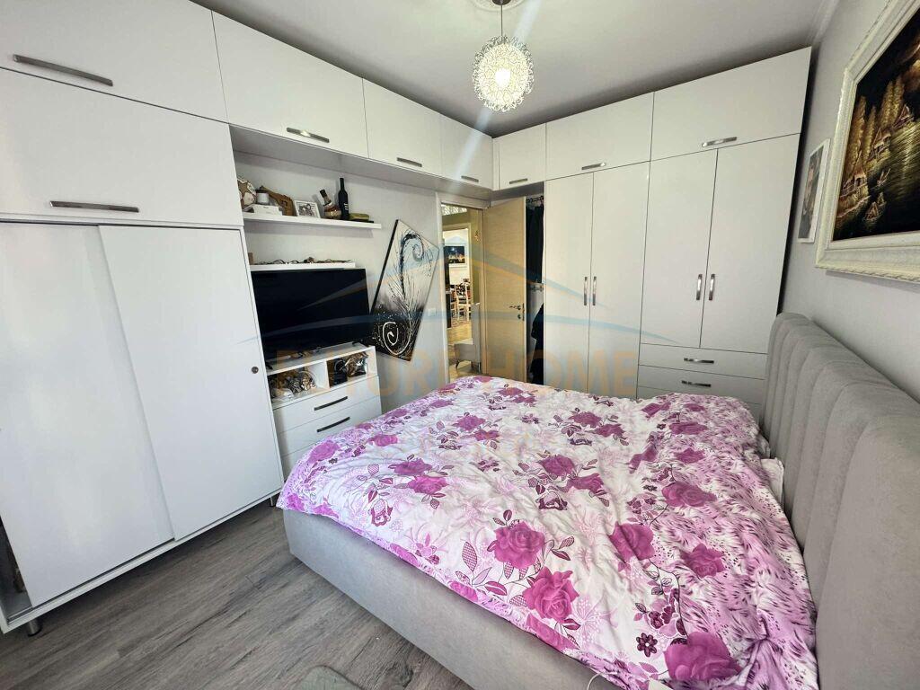 Shitet, Apartament 2+1+2, Ish Parku i Autobuzave, Tiranë.
