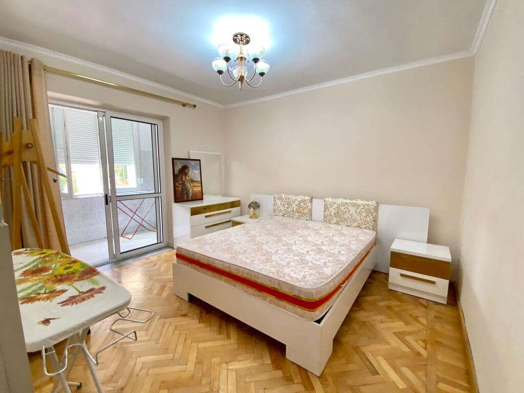 🏢Via Fortuzi, vicino all'Hotel Comfort, affittasi appartamento 2+1 arredato. 700 Euro    