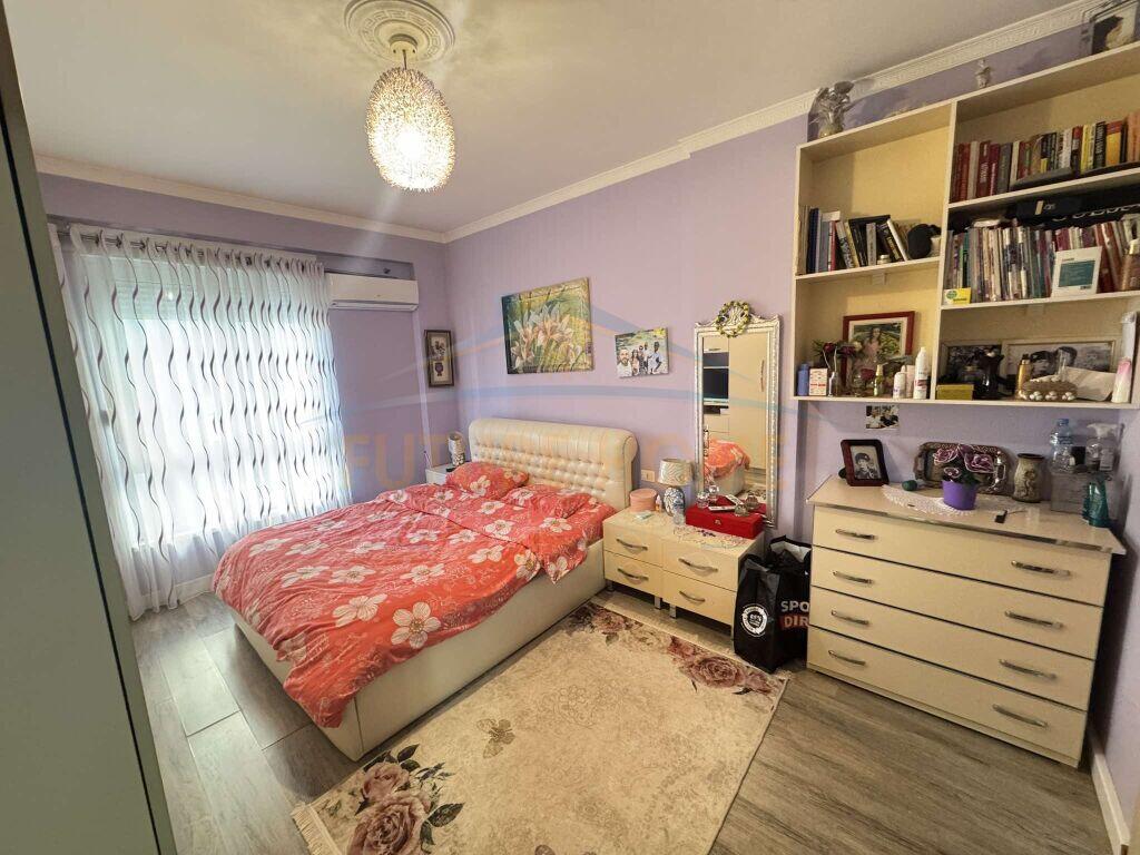Shitet, Apartament 2+1+2, Ish Parku i Autobuzave, Tiranë.